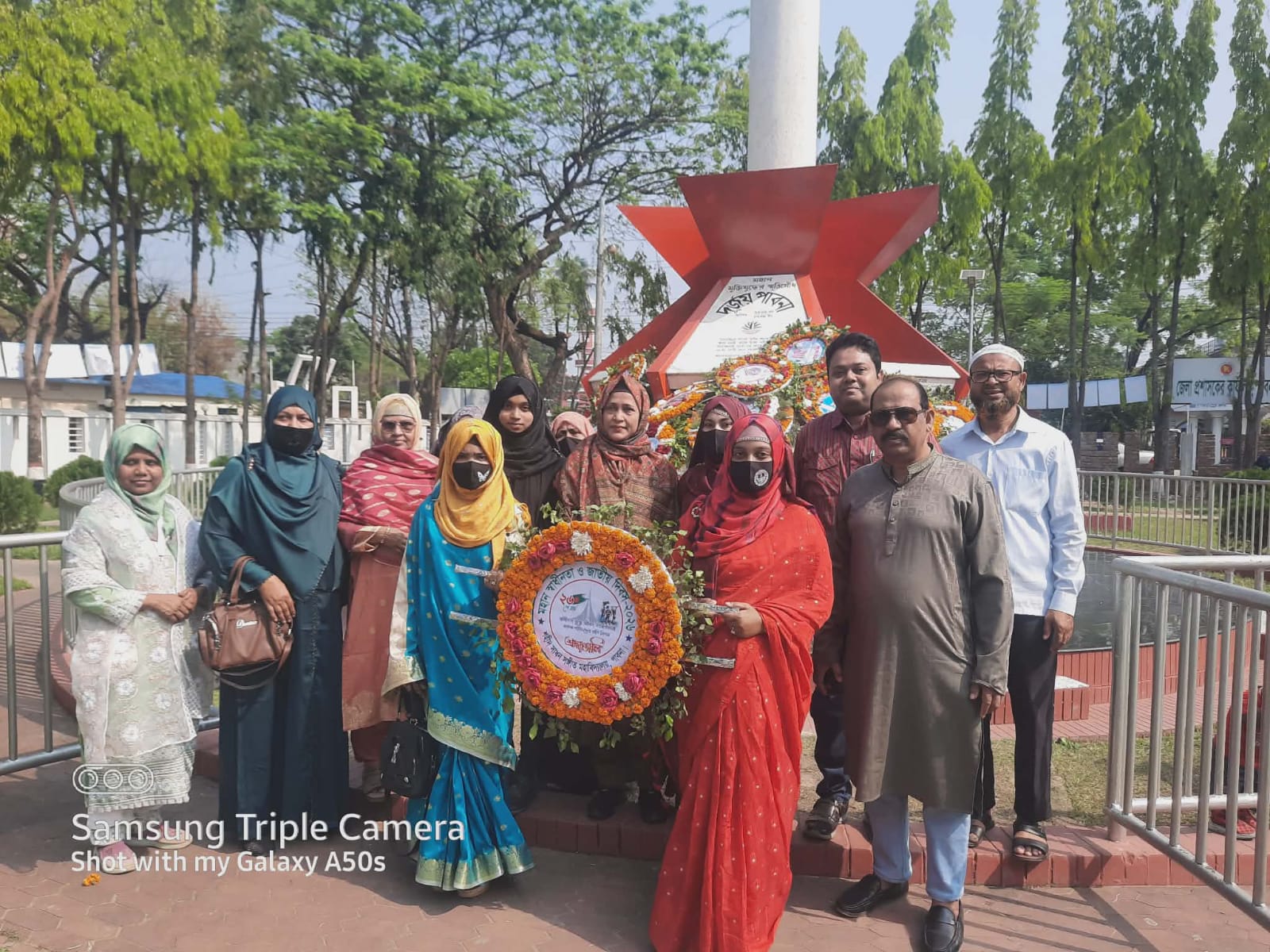মহান স্বাধীনতা ও জাতীয় দিবস উপলক্ষ্যে পুষ্পস্তবক অর্পণ ও আলোচনা সভা।