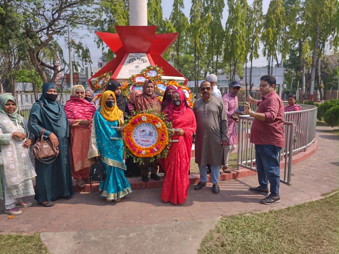 মহান স্বাধীনতা ও জাতীয় দিবস উপলক্ষ্যে পুষ্পস্তবক অর্পণ ও আলোচনা সভা।
