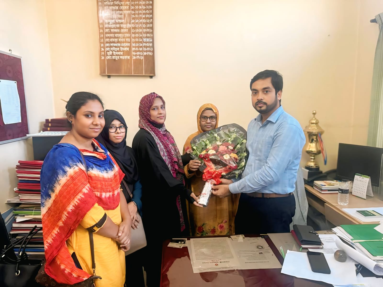 এডহক কমিটির সভাপতি জনাব মোঃ মনিরুজ্জামান কে ফুলেল শুভেচ্ছা প্রদান।